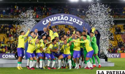 Integrantes de la selección brasileña Sub-20 celebran la obtención del título /lanacion.com