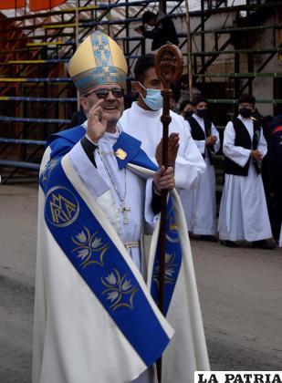 Monseñor Cristóbal Bialasik bendijo la procesión