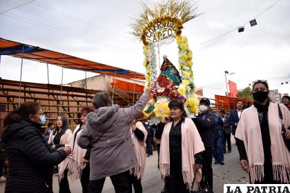 Los devotos saludan a la Virgen del Socavón 