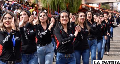 Bellas caporales derrochan alegría y entusiasmo