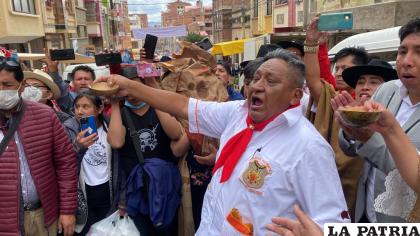 Don Demetrio Alcalá en representación de la Diablada Auténtica entregó un rostro asado a la Morenada Zona Norte