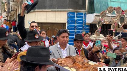 En reciprocidad, la Primera Morenada del Mundo convidó un plato de cordero a los diablos del buzo naranja
