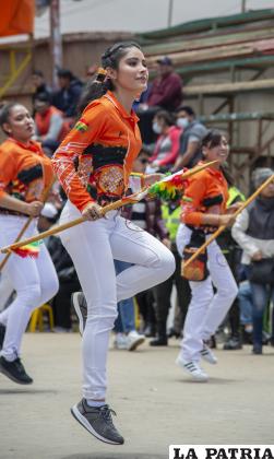 El salto atlético de un grupo de los Tobas de la Zona Sud