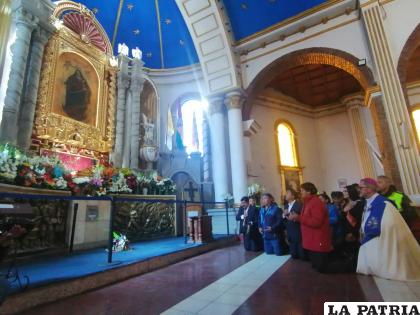 Las autoridades se postraron de rodillas ante los pies de la Virgen del Socavón