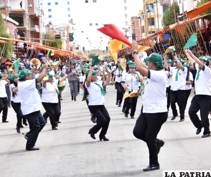 La Diablada Oruro hizo gala de su coreografía en las calles de la Capital