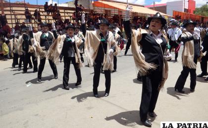 Un bloque de devotas danzantes de la Morenada Central Oruro fundada por la Comunidad Cocani