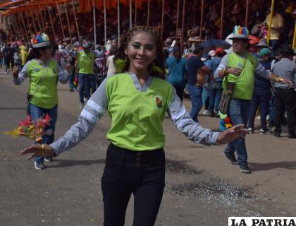 Señorita realza su carisma en la danza de los Suri Sicuri 