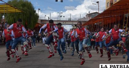 Sambos Caporales demuestran su destreza al danzar