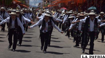 Tinkus T??olkas demuestran su paso ágil / LA PATRIA