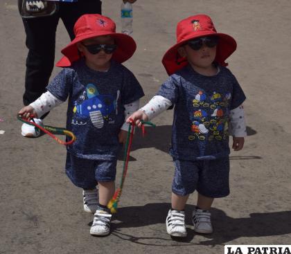 Gemelos disfrutan y sienten el ritmo de la música del Carnaval de Oruro / LA PATRIA