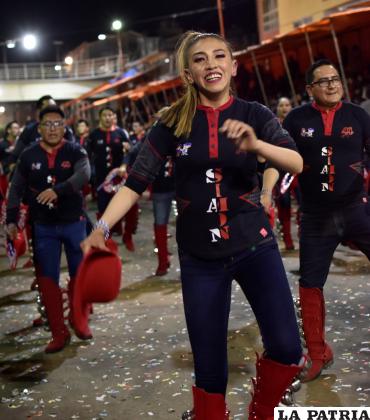 San Simón con la danza del caporal, contagió de alegría a propios y extraños /LA PATRIA