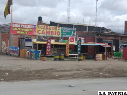 Tiendas comerciales en carretera deben ser retiradas para construcción de doble vía en frontera Pisiga /RR.SS.