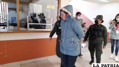 La inmigrante se dirige a su audiencia de medidas cautelares /LA PATRIA
