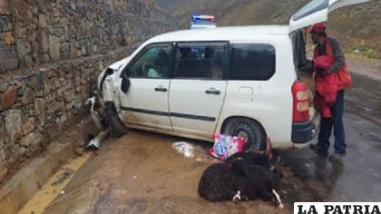 Tras colisionar con otro coche, el conductor se estrelló contra un muro de contención /Policía