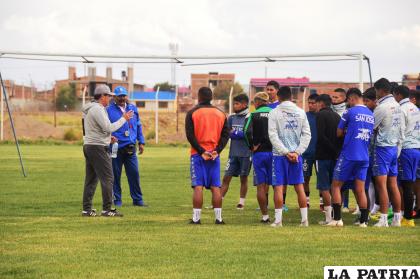 Antes de iniciar la práctica, Villegas tuvo una larga charla con los jugadores /LA PATRIA