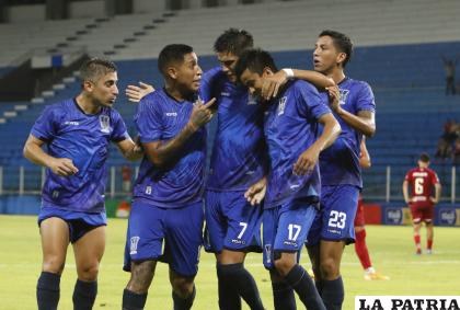 Festejo de los jugadores de Palmaflor por el triunfo de local /APG

