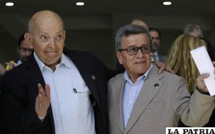 José Otty Patiño, jefe negociador del gobierno colombiano, a la izquierda, y Pablo Beltrán, comandante y jefe negociador del ELN /AP Foto/Marco Ugarte