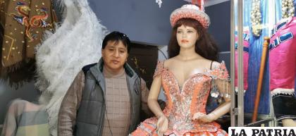 El bordador Edwin Huanca junto con uno de sus trajes de Morenada /LA PATRIA