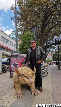Sandro Arellano con su gran quirquincho /LA PATRIA