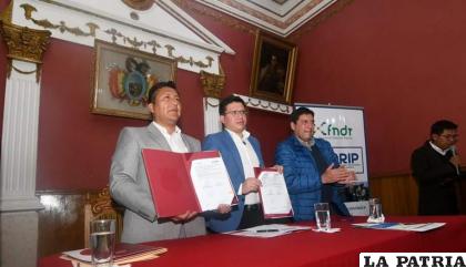 Firma de contrato de préstamo Farip entre el FNDR y el GAMO /MIN PLANIFICACI?N