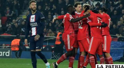Kingsley Coman autor del gol celebra con sus compañeros /as.com
