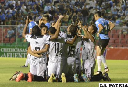 Festejo de los jugadores de Vaca Diez por el triunfo frente a Blooming /APG