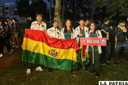 La delegación boliviana de Squash luego del acto de inauguración /LA PATRIA