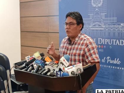 El diputado Héctor Arce durante la conferencia de prensa que efectuó ayer /LA PATRIA