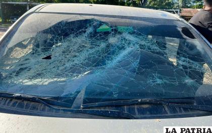 Carros daños tras la arremetida de un grupo armado /Cortesía 
