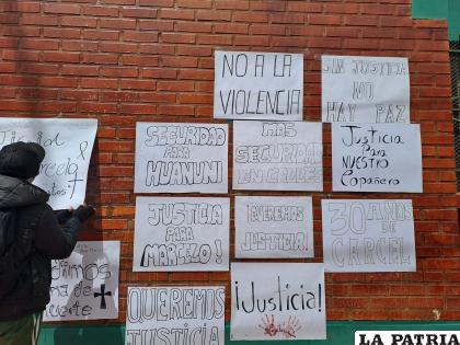 Carteles pegados en el colegio donde estudiaba la víctima /Canal 2 Minero Huanuni
