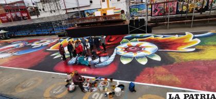 Artistas luego de la conclusión del pintado en la Avenida Cívica /LA PATRIA 