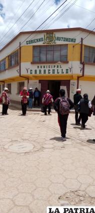 Autoridades y representantes de la Alcaldía de Caracollo firman acuerdo /Cortesía 