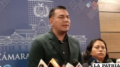 Diputado de CC, Genghis Justiniano, en conferencia de prensa /LA PATRIA