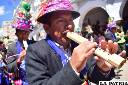 Músicos interpretan la tarca para atraer la lluvia  
