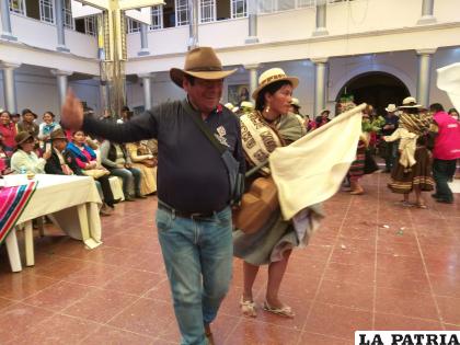 Viceministro de Patrimonio e Industrias Culturales, Juan Carlos Cordero, bailando con una candidata. 