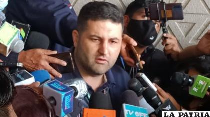 Diputado de Comunidad Ciudadana (CC), Jairo Guiteras, junto a la prensa /LA PATRIA
