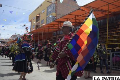 La Whipala no podía faltar en esta fiesta tradicional que representa a los pueblos andinos 