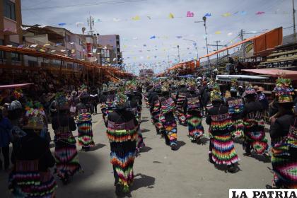 Danzarines lucen colores llamativos en sus vestuarios 