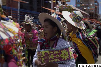 La expresión de las jóvenes bailarinas se vive en la Anata.