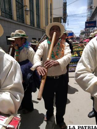 Músicos de Caracollo, trajeron consigo la tarqueada como muestra de sus tradiciones 
