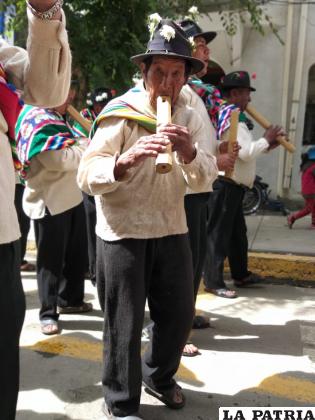 Comunarios ofrendan su música a la Pachamama para contar con una mejor cosecha