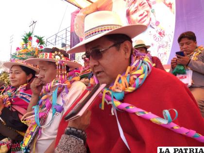 El Ministro de desarrollo Rural y Tierras, Jhonny Gonzales, vio la participación de los danzarines
