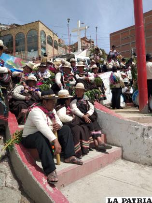 Después de un largo recorrido, el Ayllu Yareta toma un descanso en inmediaciones de la Plaza del Folklore
