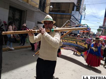 Curiosos instrumentos se observan en la Anata 
