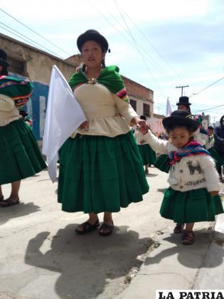 Madre e hija se dirigen a la Avenida Cívica para mostrar sus costumbres
