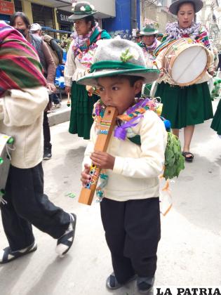 Desde muy pequeños los niños ya saben interpretar la música autóctona
