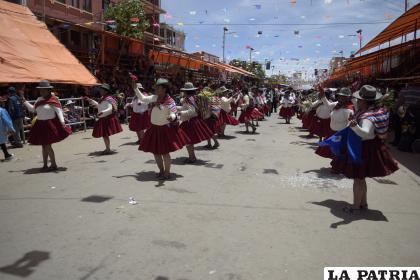 La coordinación de los pasos muestra la gracia de la danza autóctona
