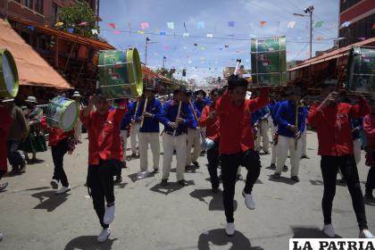Los músicos contagian su alegría en la presentación de los conjuntos 
