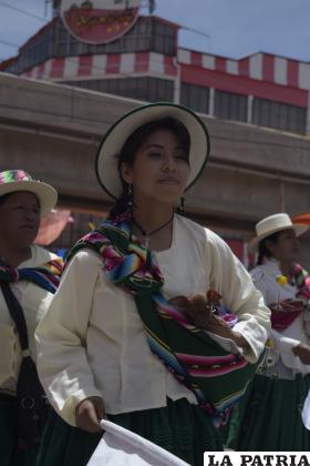 Hermosas jóvenes lucen su belleza natural mientras bailan 
