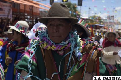 La serpentina es un elemento que no falta en la fiesta de la anata

